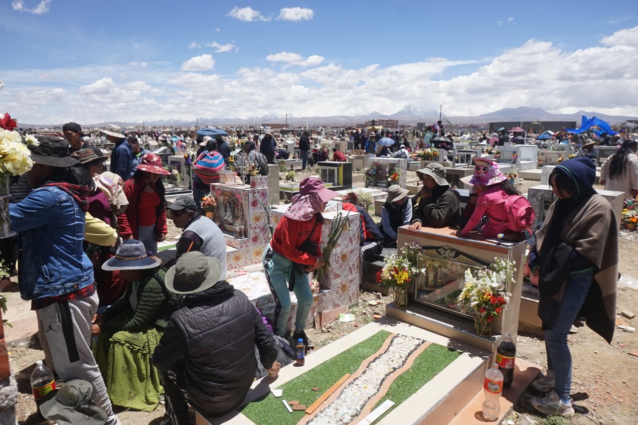 Familias despiden a las almas de los difuntos con altares en cementerios y calles
