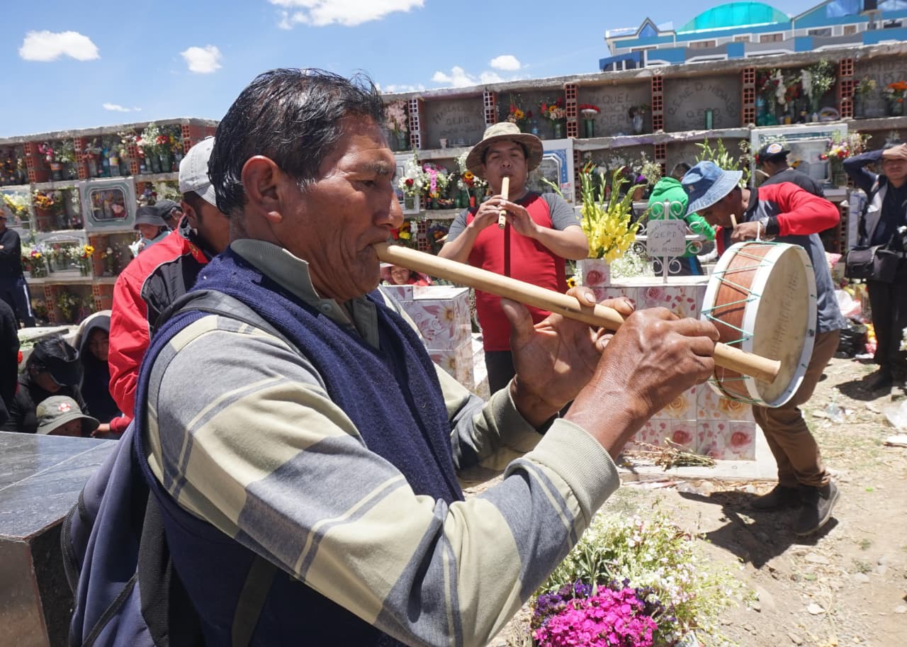 Familias despiden a las almas de los difuntos con altares en cementerios y calles