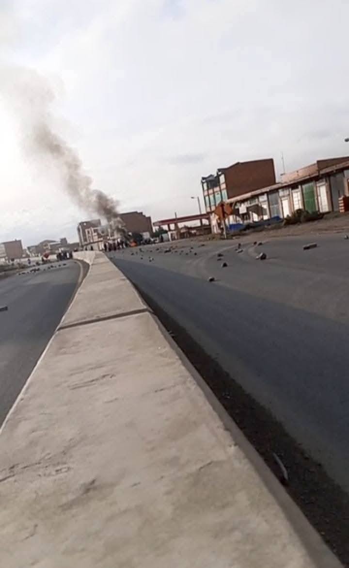 Comunarios de Laja bloquean la ruta a Copacabana; denuncian falta de atención del INE