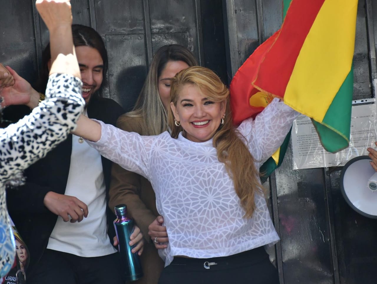 “Jamás voy a arrepentirme de haber servido a mi patria”, dice Áñez al salir del penal