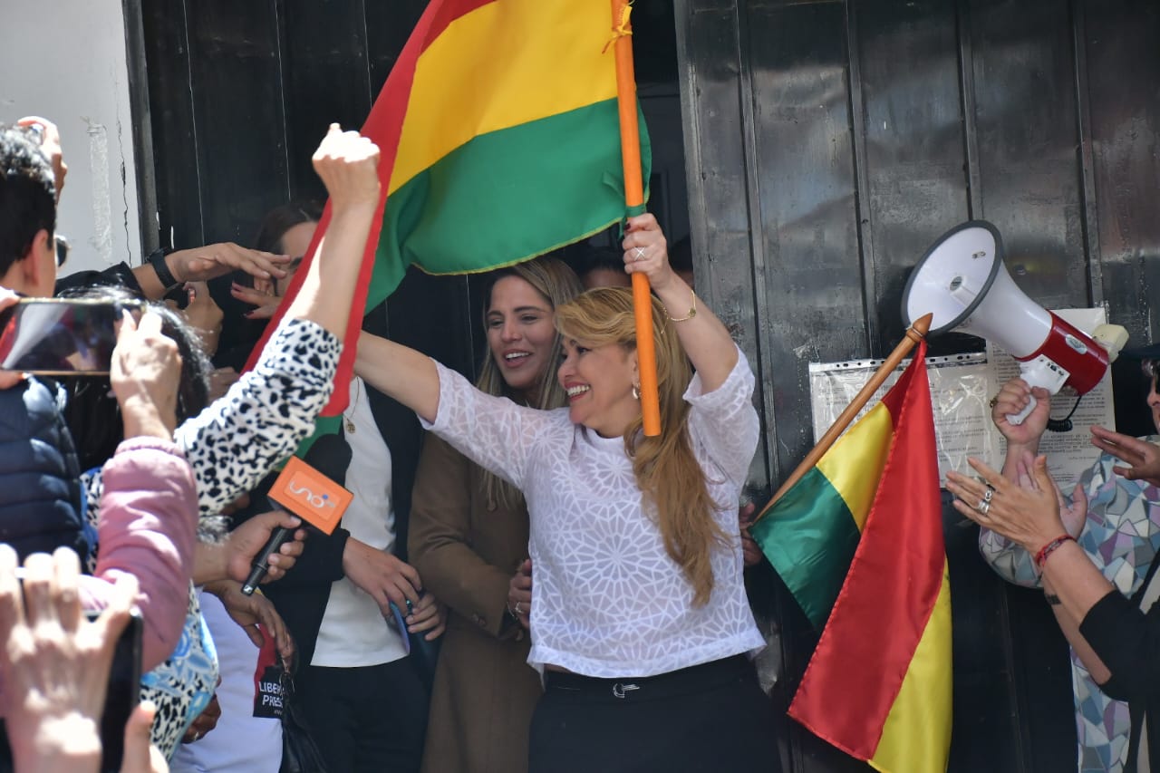 “Jamás voy a arrepentirme de haber servido a mi patria”, dice Áñez al salir del penal