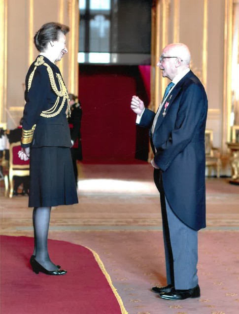 Winston Moore, presidente de la Anglo-Bolivian Society, recibe la distinción MBE del Reino Unido