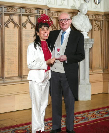 Winston Moore, presidente de la Anglo-Bolivian Society, recibe la distinción MBE del Reino Unido