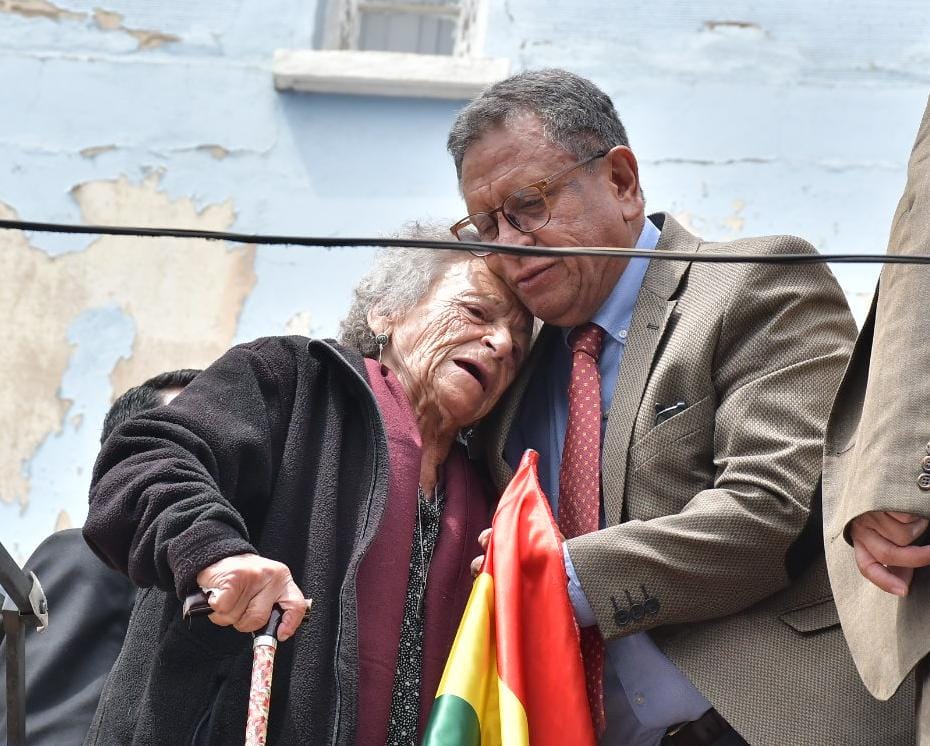 El presidente Paz devuelve la sede de la APDHB a Amparo Carvajal