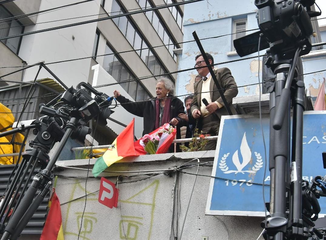 El presidente Paz devuelve la sede de la APDHB a Amparo Carvajal