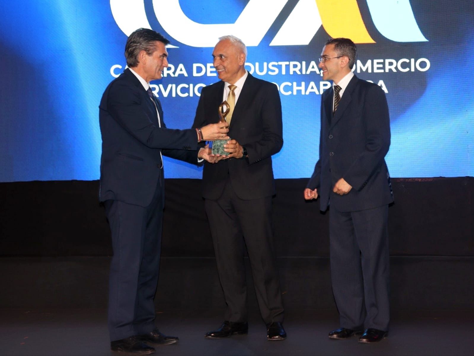 EL Presidente RODRIGO Paz reconoce a SOBOCE, a nombre de la ICAM, por su aporte a la construcción del país y al fortalecimiento del desarrollo sostenible