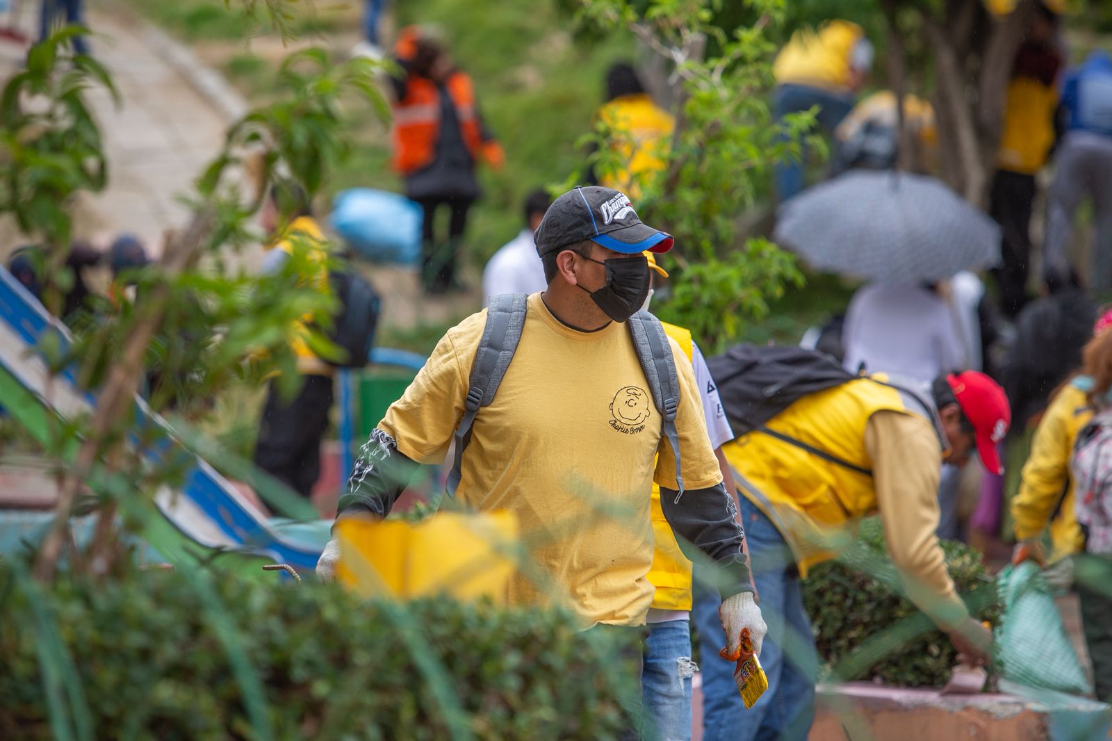 Luis Revilla recorre las calles y habla con la gente