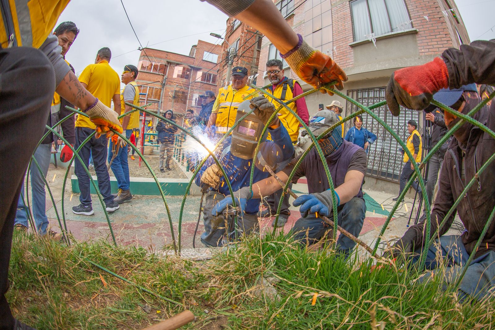 Luis Revilla recorre las calles y habla con la gente
