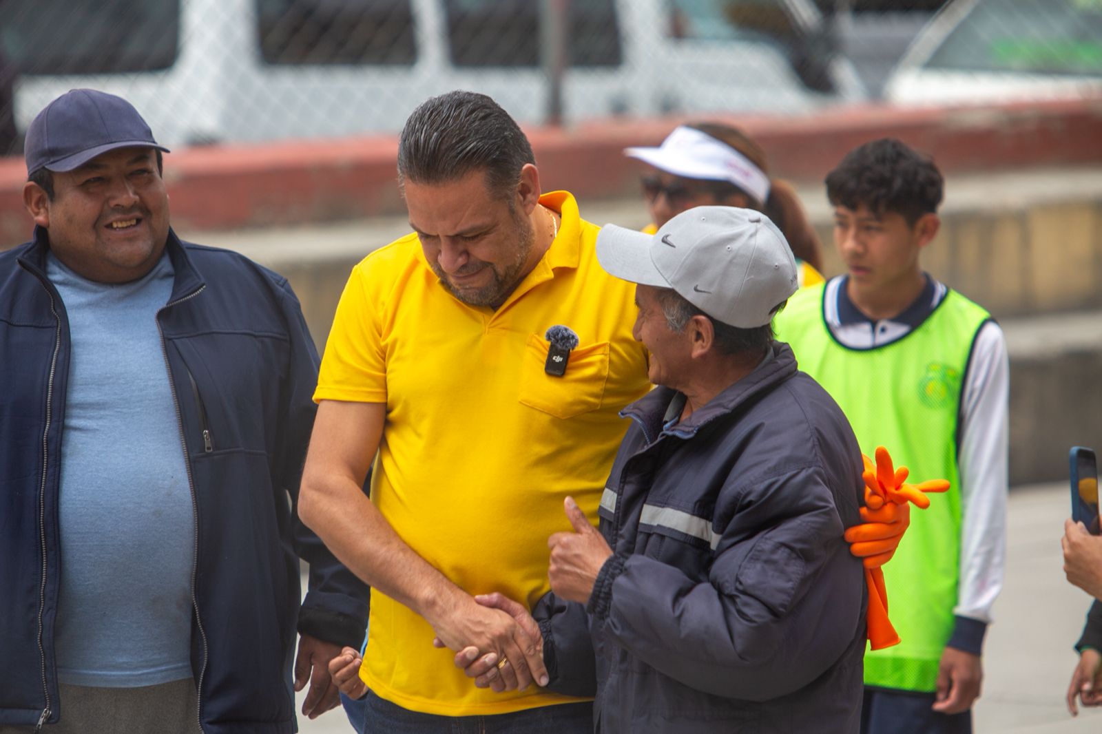 Luis Revilla recorre las calles y habla con la gente