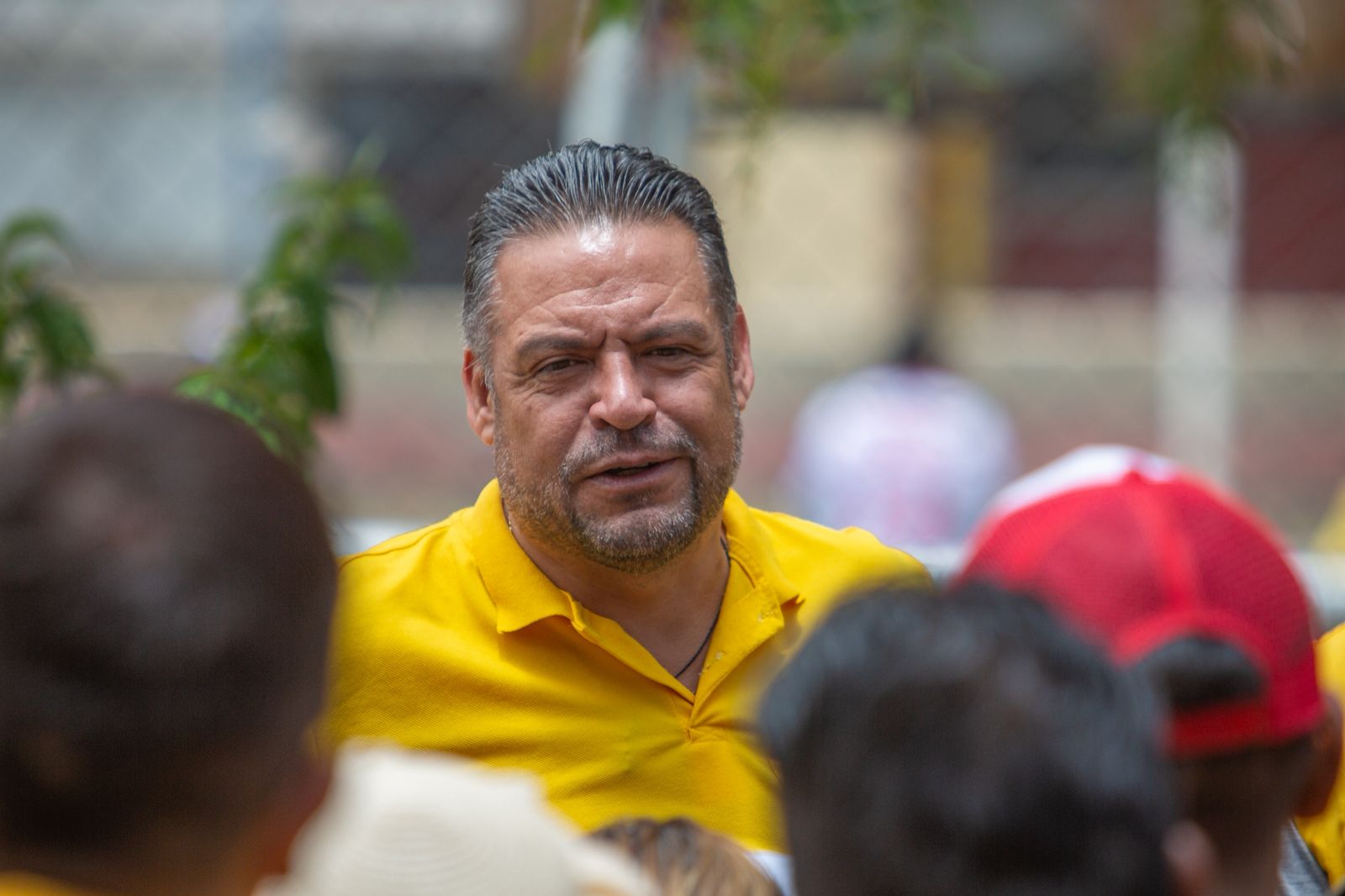 Luis Revilla recorre las calles y habla con la gente