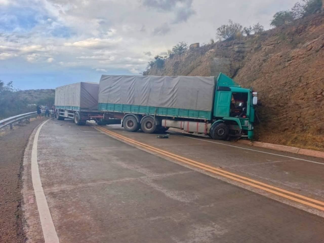 Choque entre camión y miniván en Tarija deja dos muertos