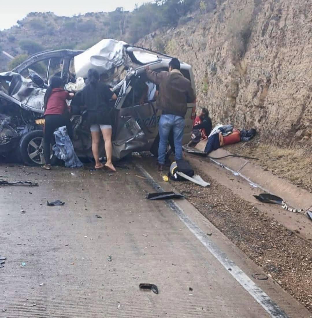 Choque entre camión y miniván en Tarija deja dos muertos