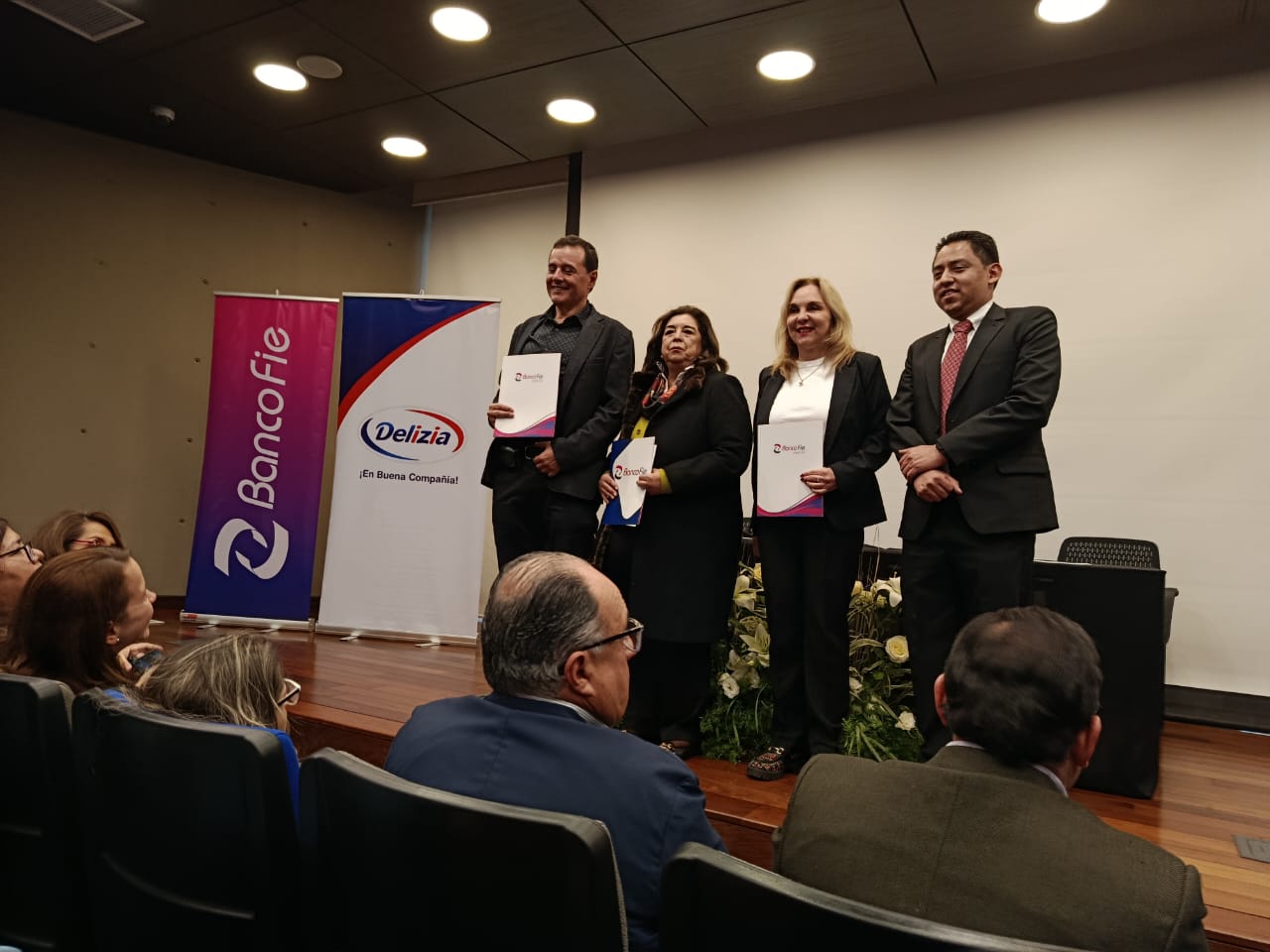 Banco FIE y Delizia, firman un convenio para fomentar el crecimiento y desarrollo de pequeños productores lecheros