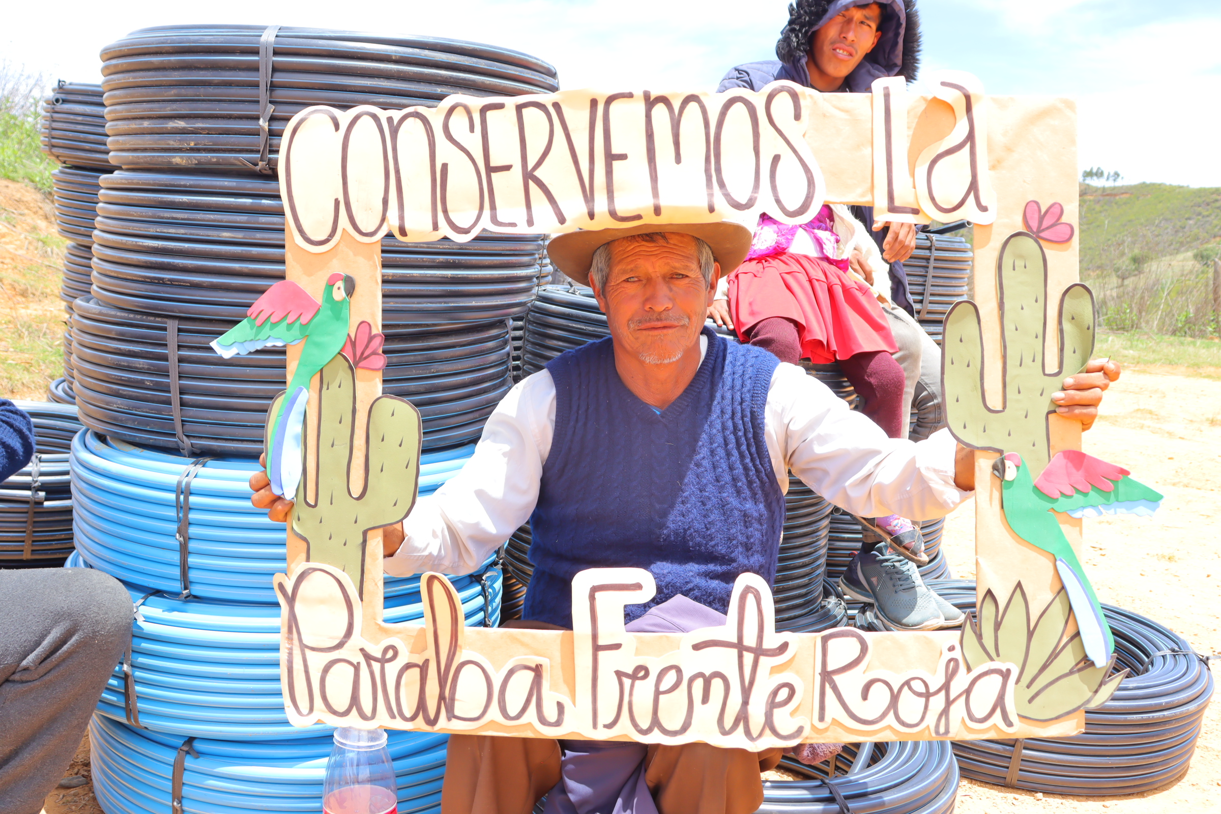 Familias de los valles bolivianos se unen para proteger a la Paraba Frente Roja