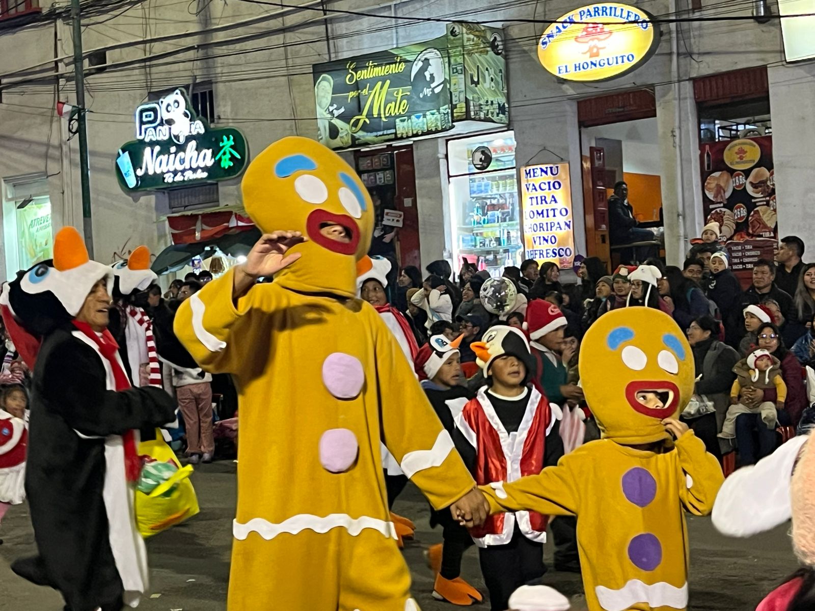 La Paz da la bienvenida a la época navideña con una caravana de artesanos y comerciantes