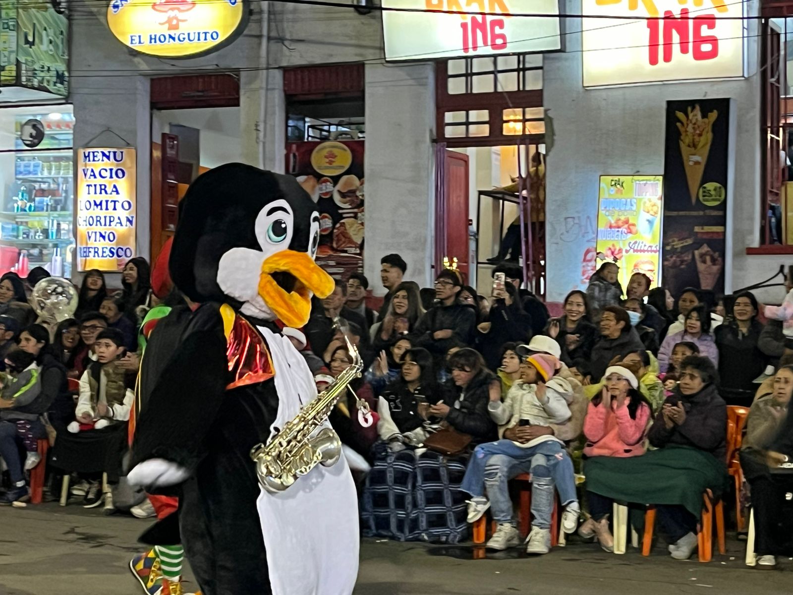 La Paz da la bienvenida a la época navideña con una caravana de artesanos y comerciantes