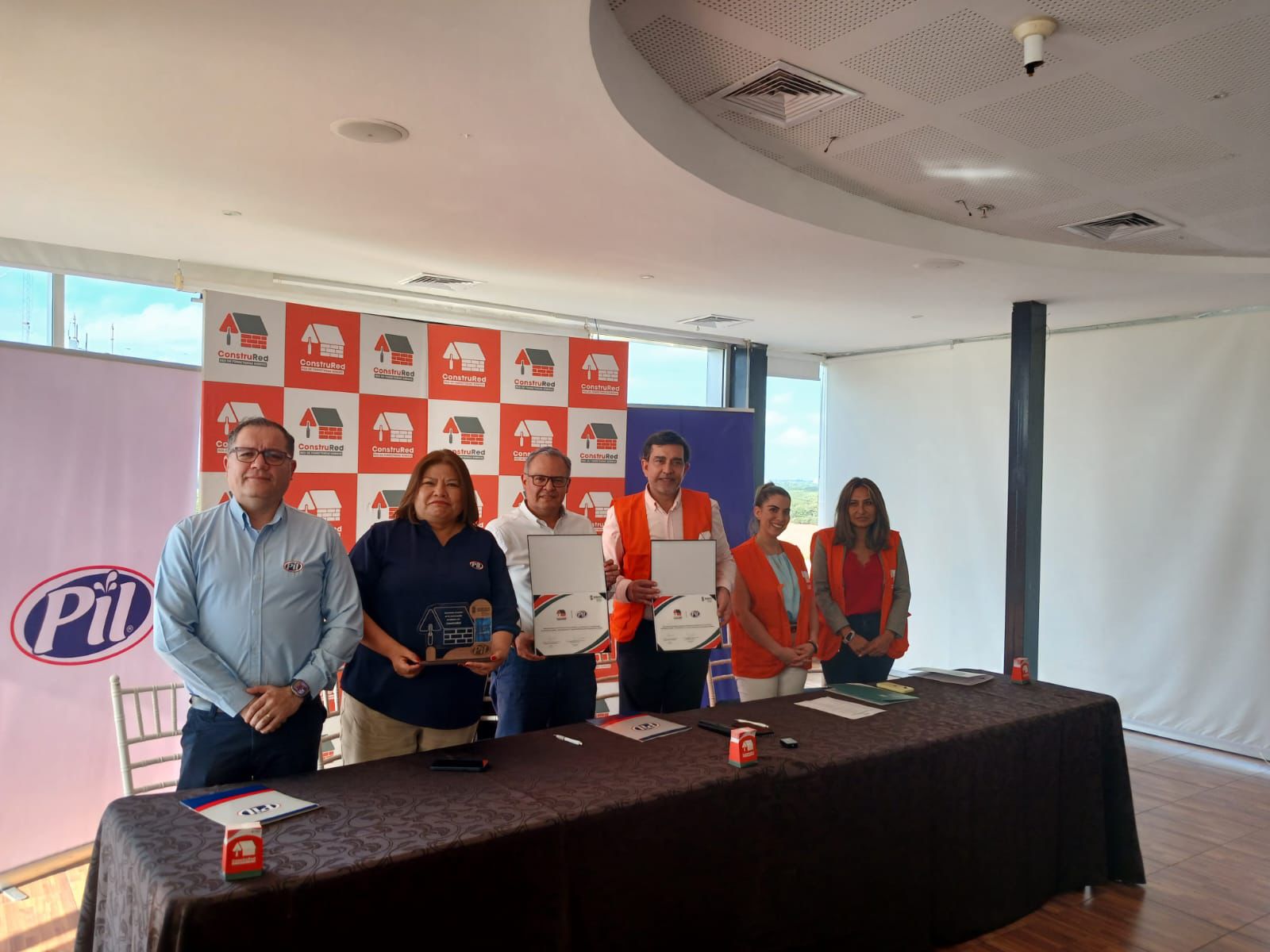 ConstruRed  sella alianza con PIL Bolivia impulsando la innovación y el desarrollo sostenible del sector ferretero