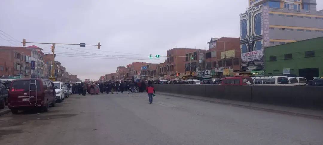 Choferes paran y bloquean en La Paz en rechazo a la eliminación de la subvención de combustibles