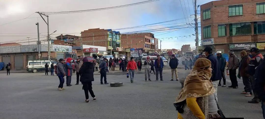 Choferes paran y bloquean en La Paz en rechazo a la eliminación de la subvención de combustibles