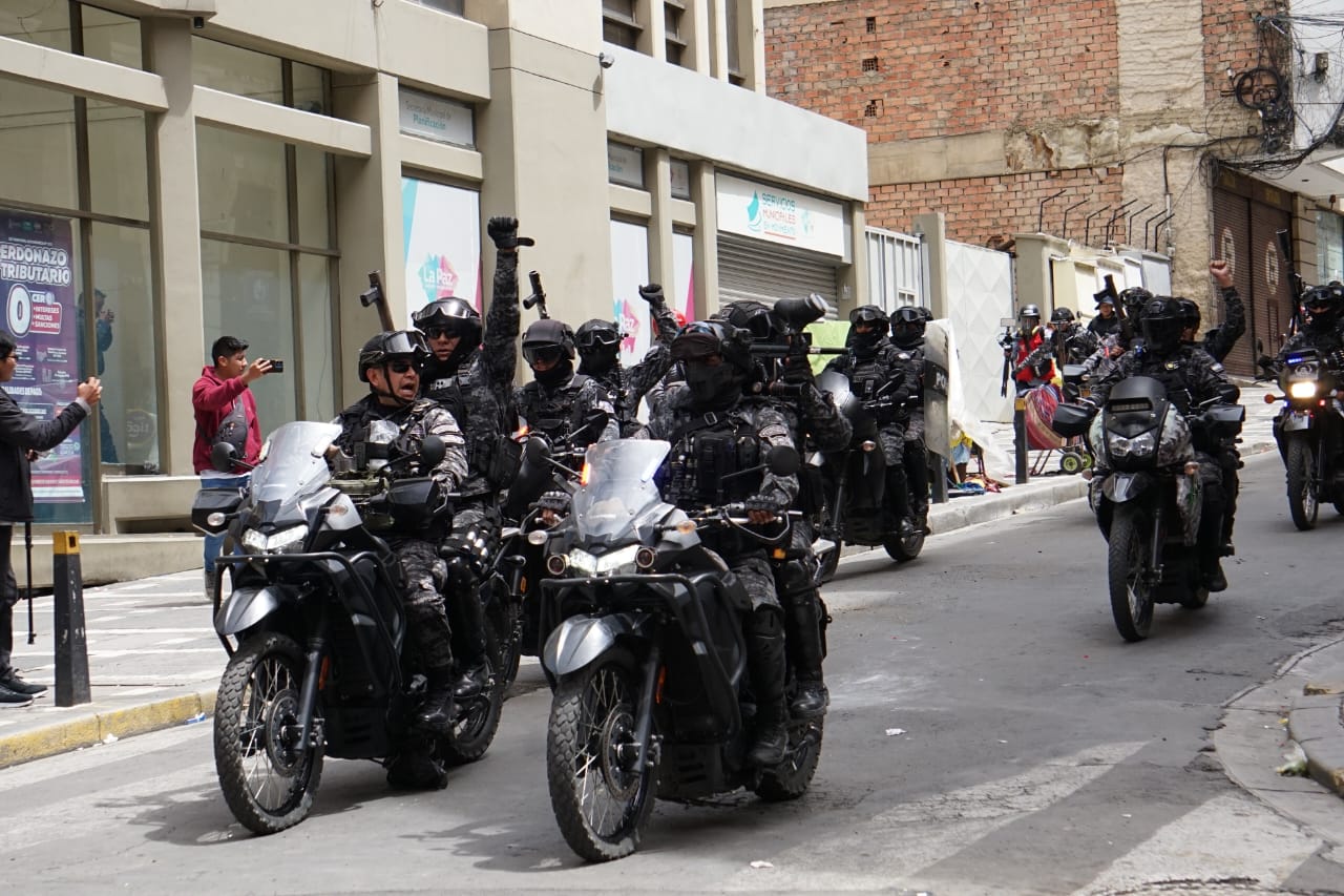 Ahora: marcha de la COB intenta rebasar la seguridad de plaza Murillo