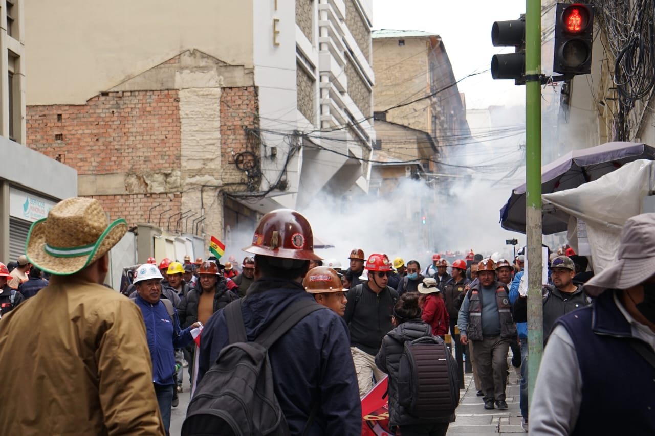 Ahora: marcha de la COB intenta rebasar la seguridad de plaza Murillo