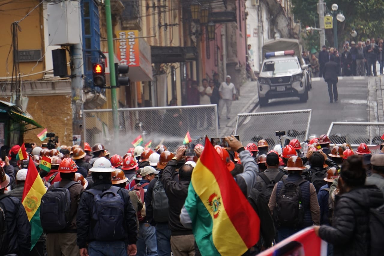 Ahora: marcha de la COB intenta rebasar la seguridad de plaza Murillo