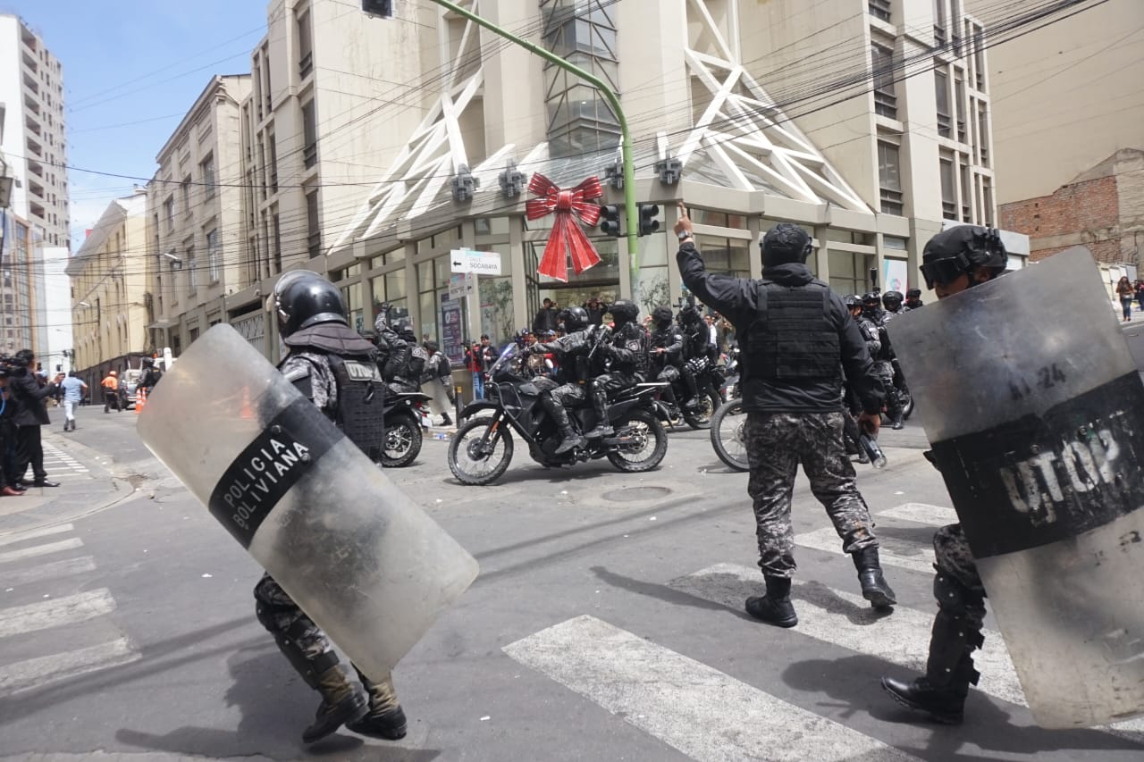 Ahora: marcha de la COB intenta rebasar la seguridad de plaza Murillo