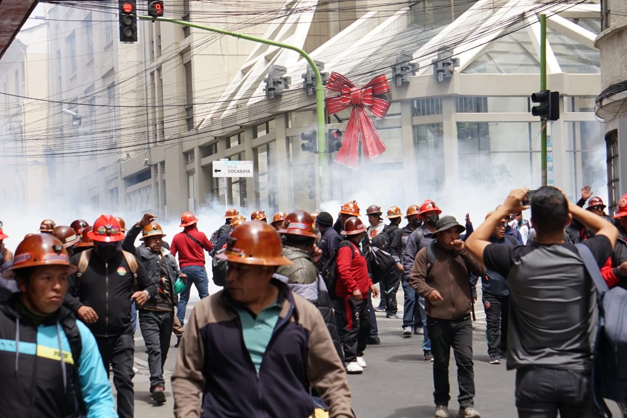 Ahora: marcha de la COB intenta rebasar la seguridad de plaza Murillo