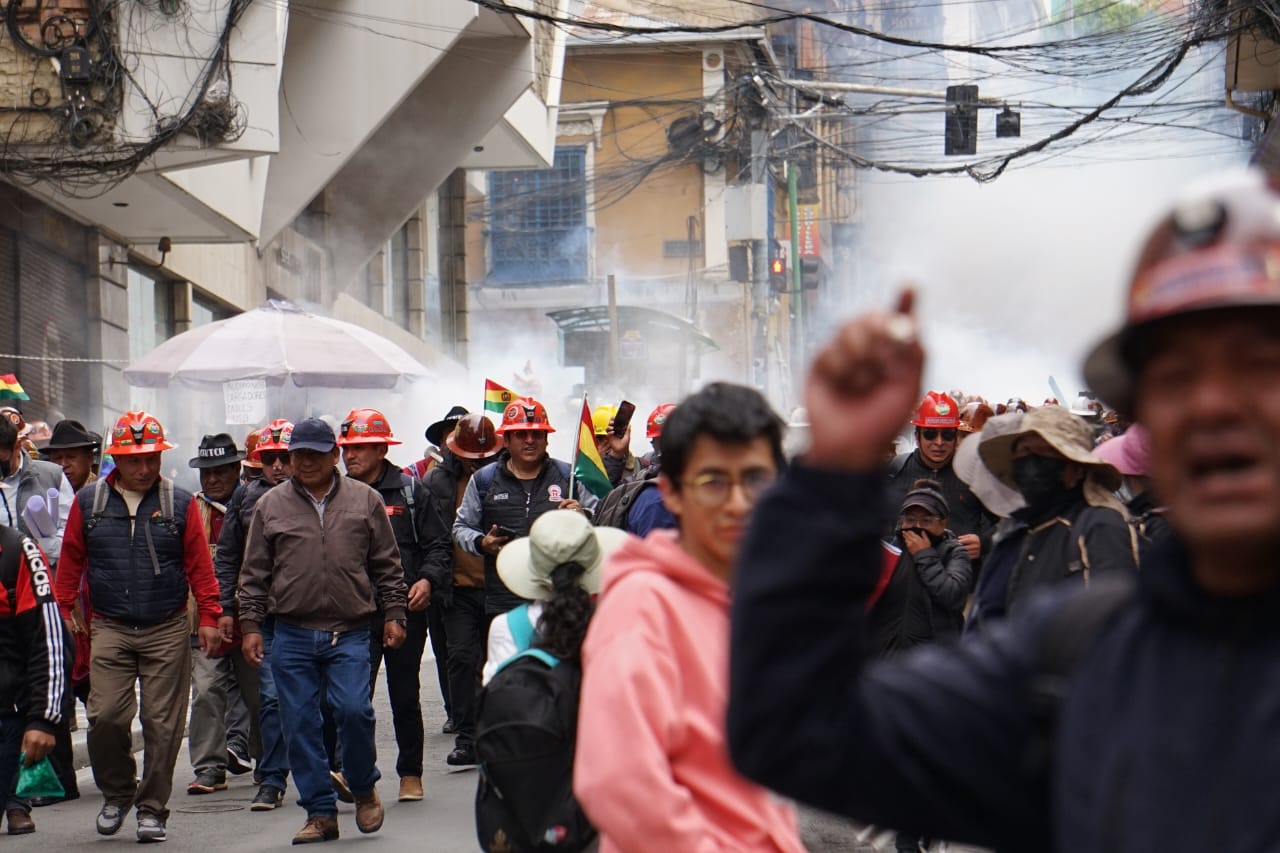 Ahora: marcha de la COB intenta rebasar la seguridad de plaza Murillo