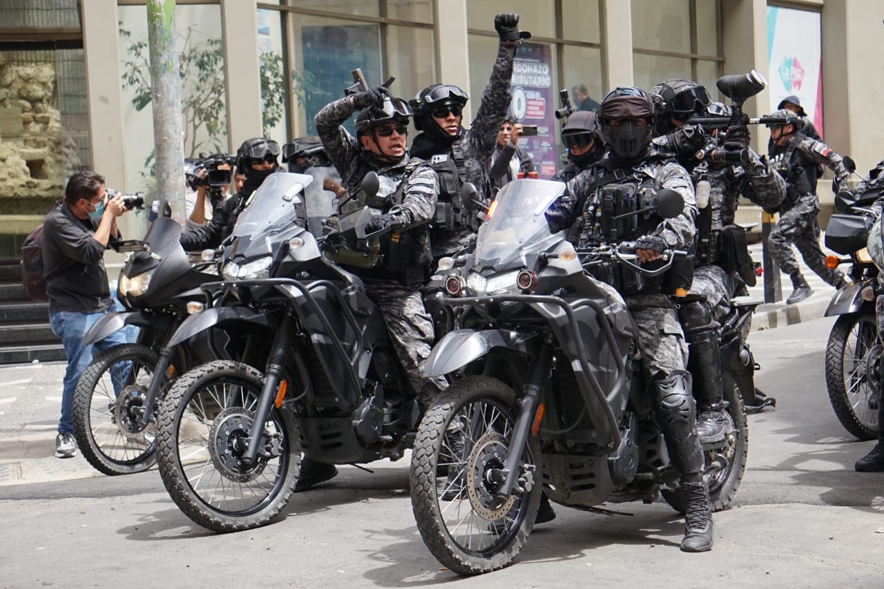 Ahora: marcha de la COB intenta rebasar la seguridad de plaza Murillo