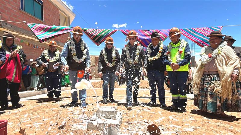 SOBOCE fortalece su compromiso DE RSE con la entrega de 10.000 metros cuadrados de enlosetado en Colquencha y Marquiviri