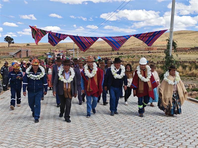 SOBOCE fortalece su compromiso DE RSE con la entrega de 10.000 metros cuadrados de enlosetado en Colquencha y Marquiviri