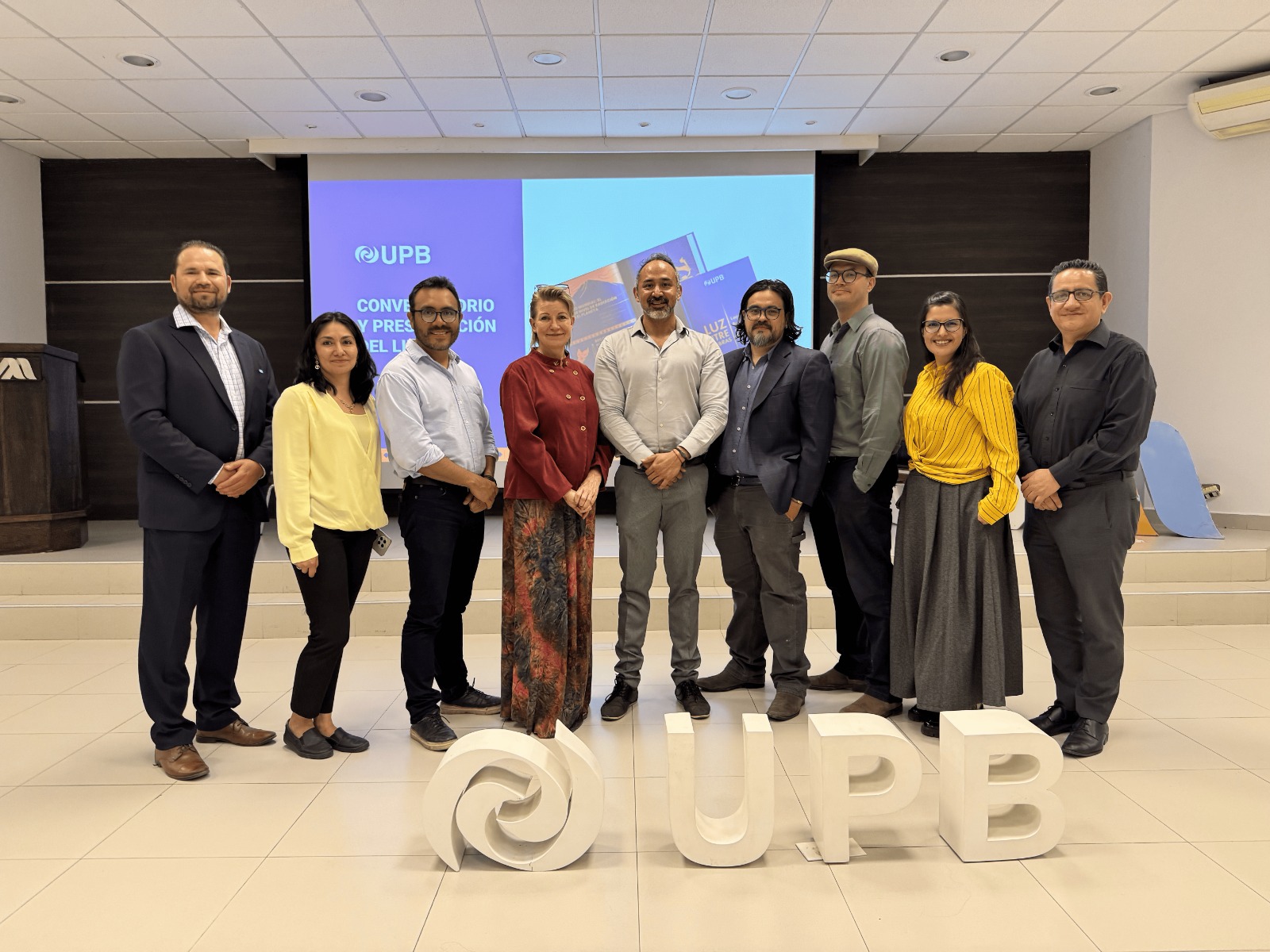 UPB publica el libro Luz entre sombras, una obra de lo mejor de la investigación académica para comprender Bolivia y proyectar luz en su Bicentenario