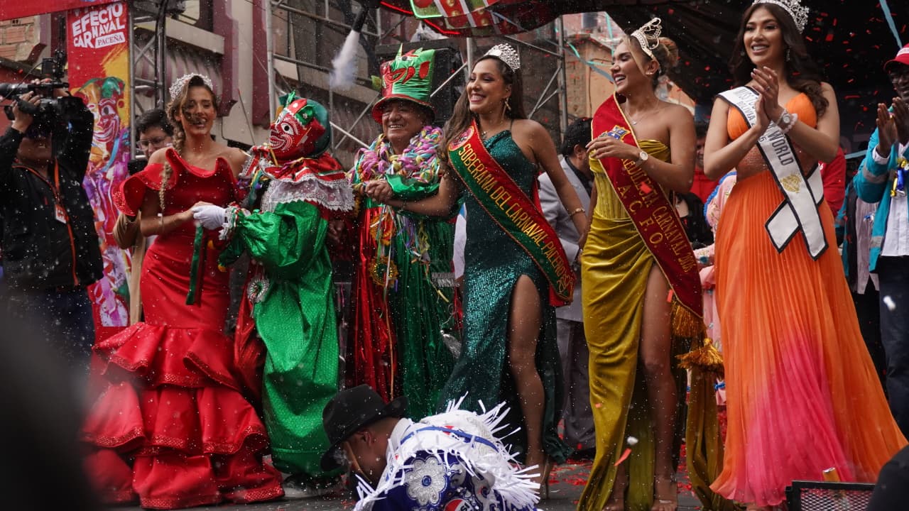 El pepino paceño despierta tras ser besado por reinas carnavaleras