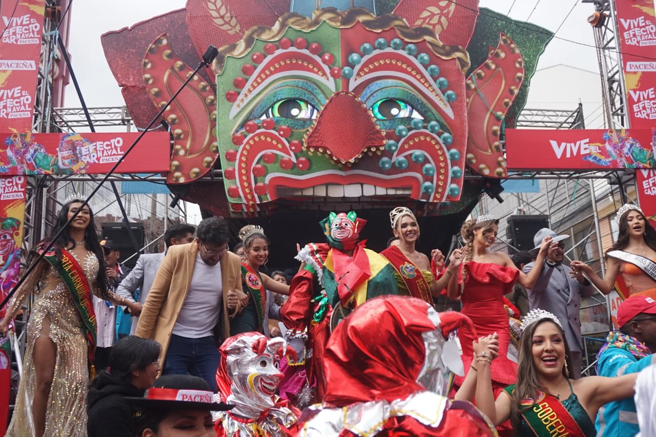 El pepino paceño despierta tras ser besado por reinas carnavaleras