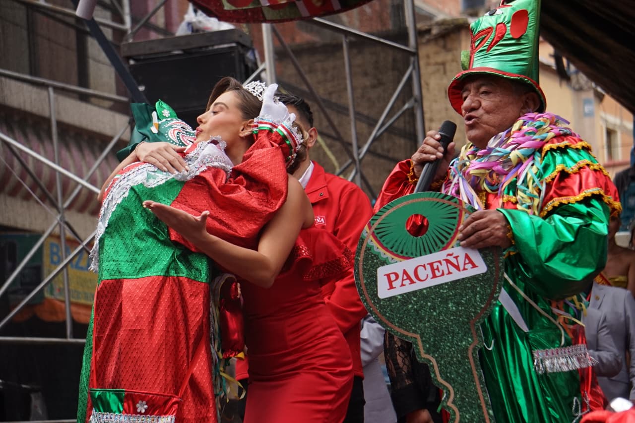 El pepino paceño despierta tras ser besado por reinas carnavaleras