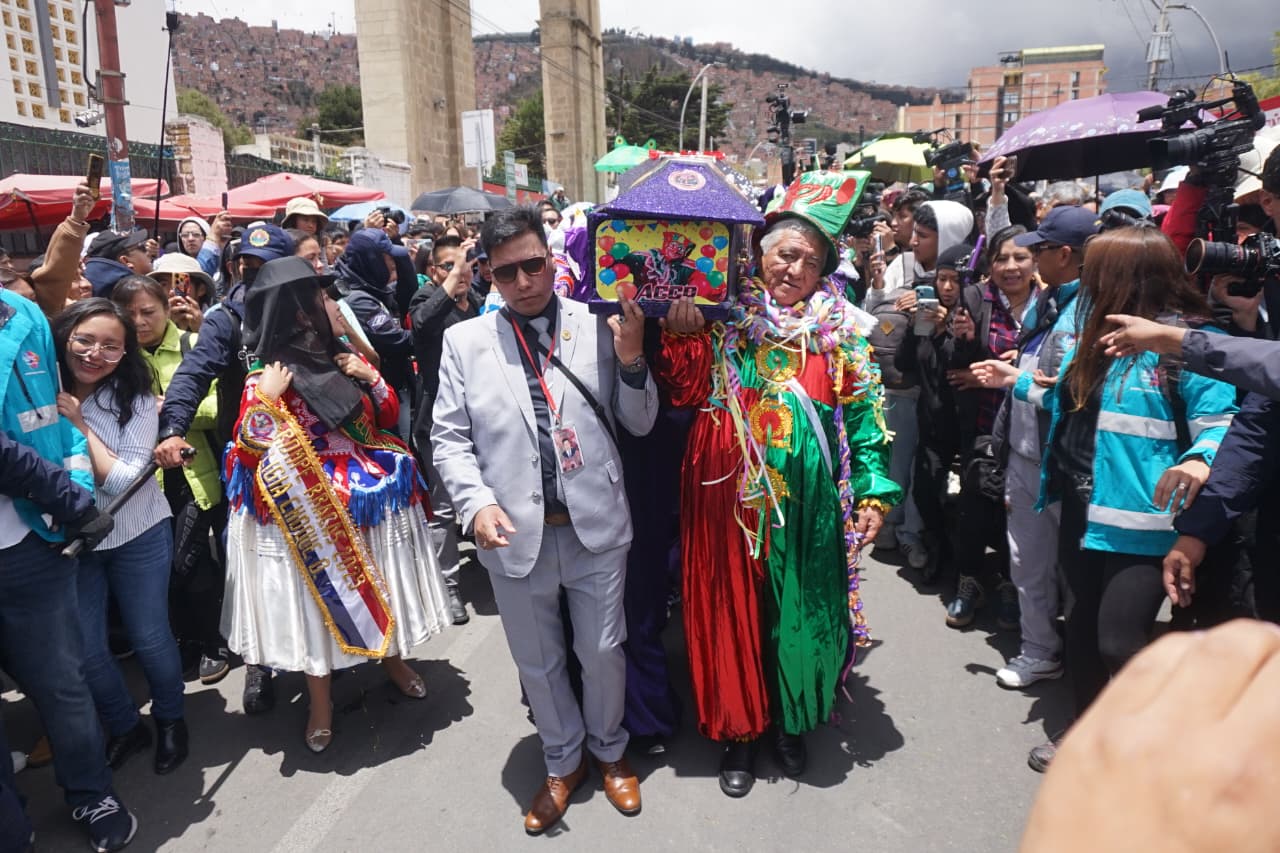 El pepino paceño despierta tras ser besado por reinas carnavaleras