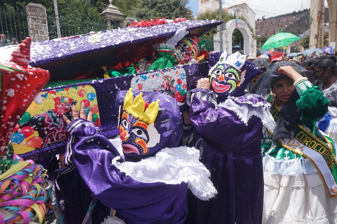 El pepino paceño despierta tras ser besado por reinas carnavaleras