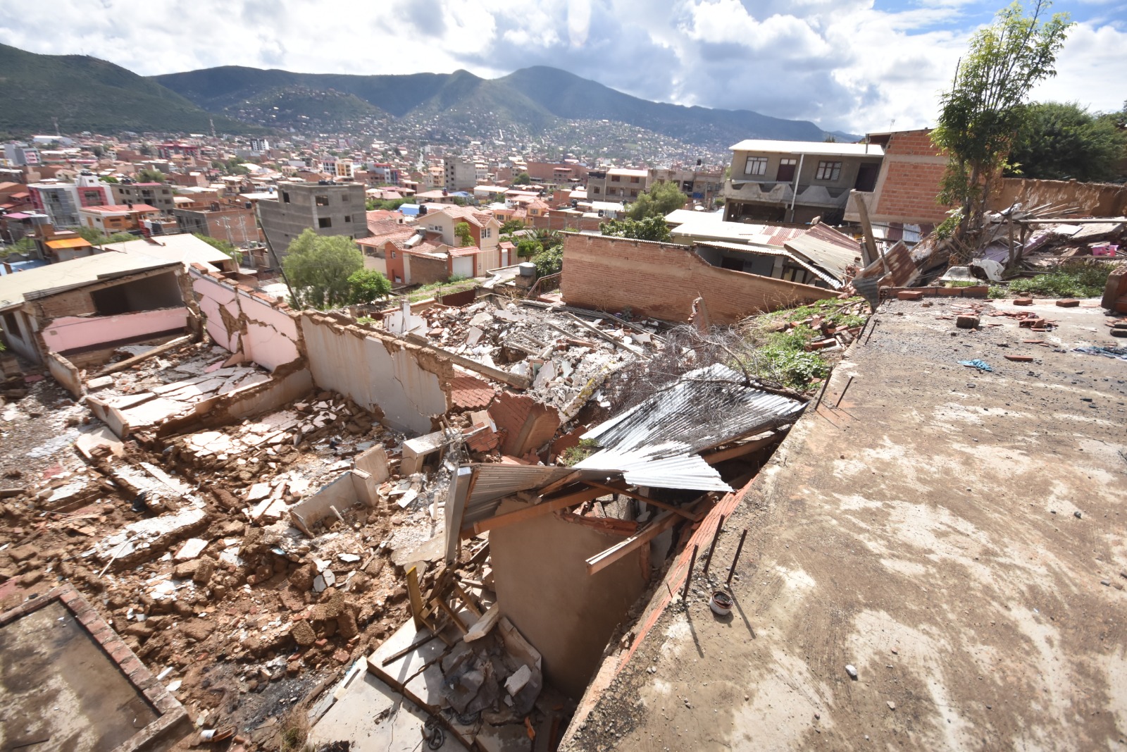 Deslizamientos provocan derrumbes  de casas en zona sur de Cochabamba; al menos 80 familias deben desalojar