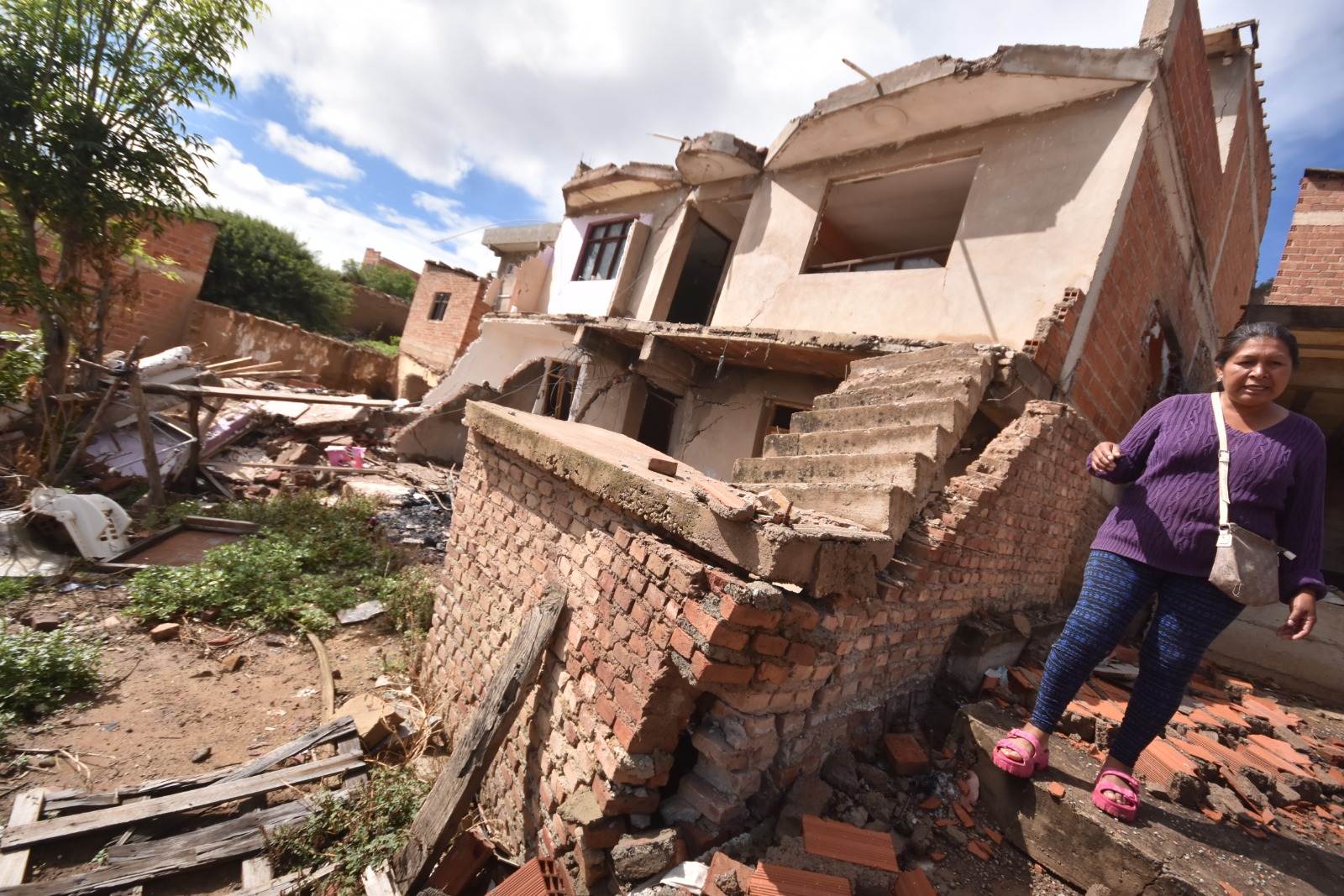 Deslizamientos provocan derrumbes  de casas en zona sur de Cochabamba; al menos 80 familias deben desalojar