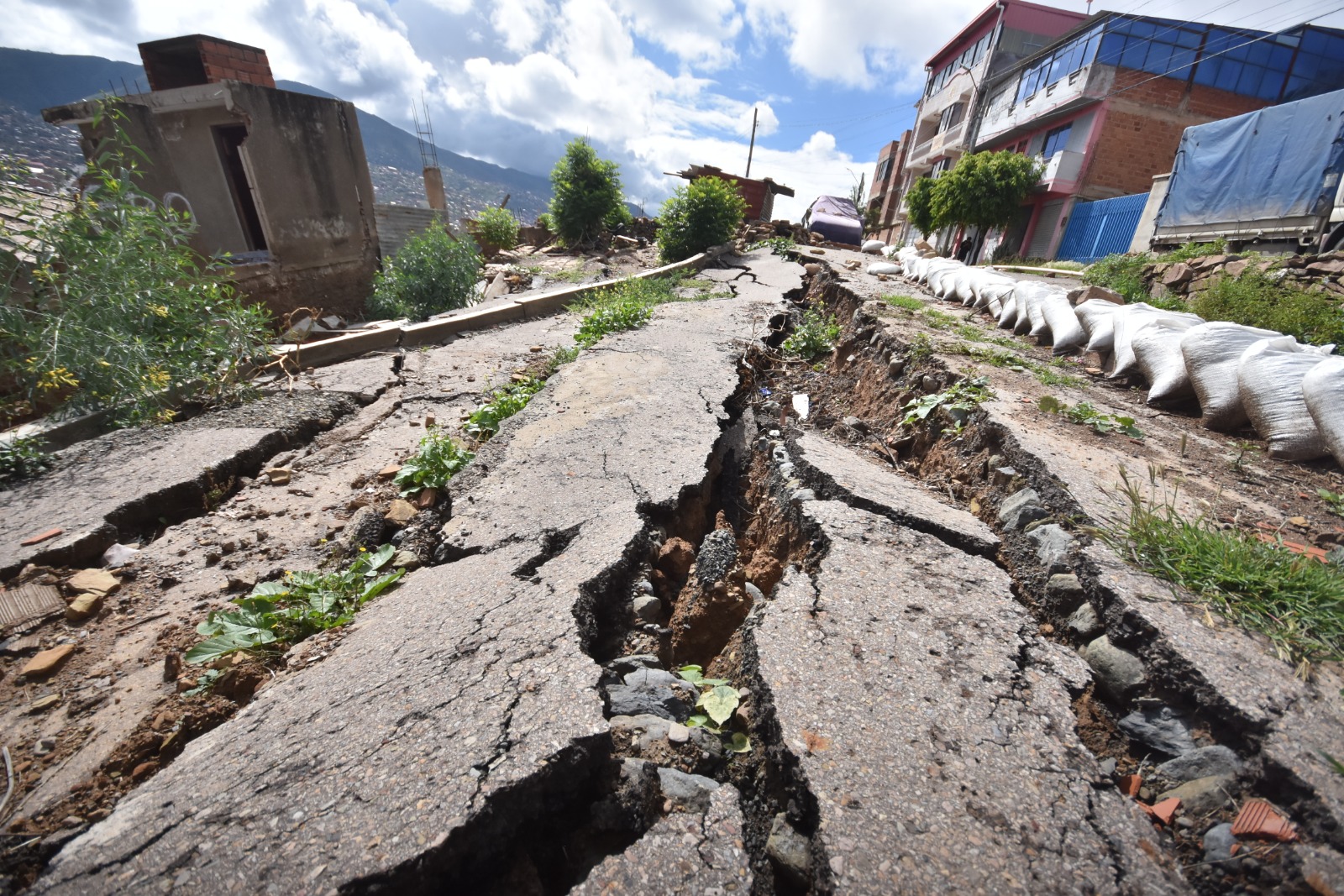 Deslizamientos provocan derrumbes  de casas en zona sur de Cochabamba; al menos 80 familias deben desalojar