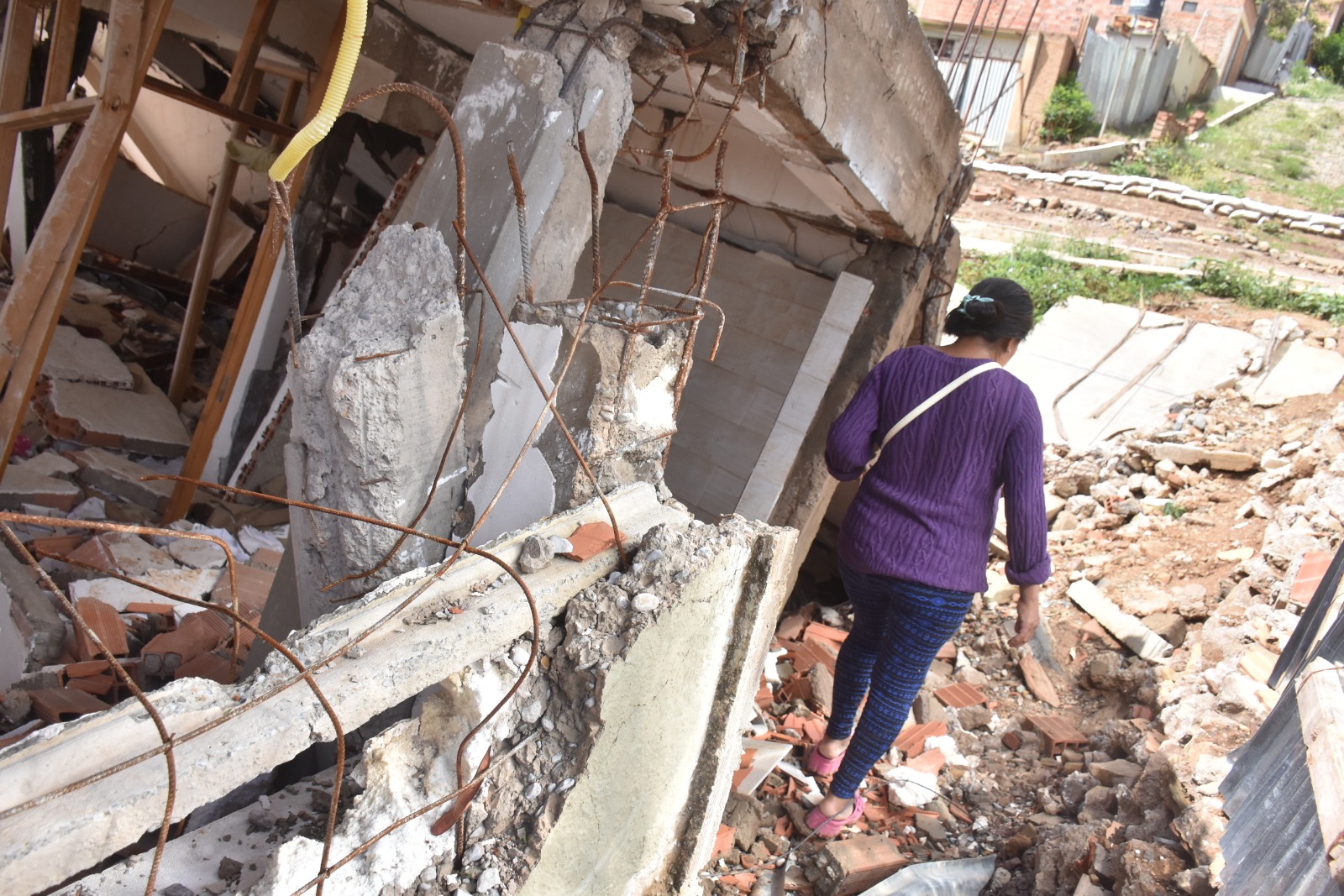 Deslizamientos provocan derrumbes  de casas en zona sur de Cochabamba; al menos 80 familias deben desalojar