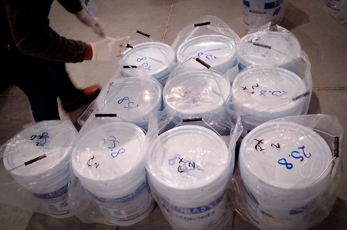 Confiscan 216 baldes de pintura con mercurio procedentes de México y  que ingresaron desde Chile