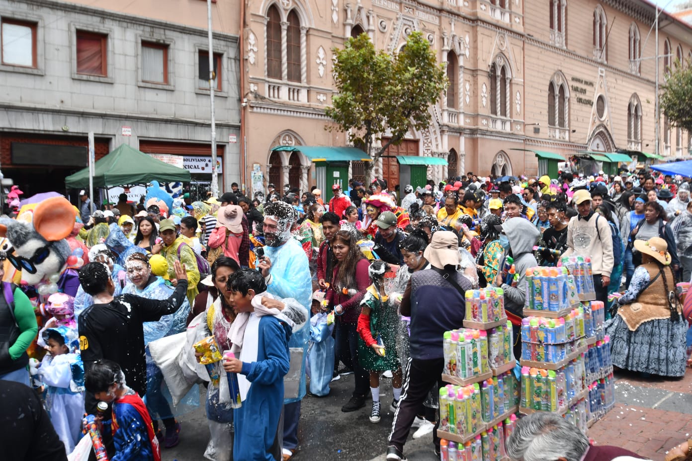 Diversión y disfraces en el corso infantil de La Paz