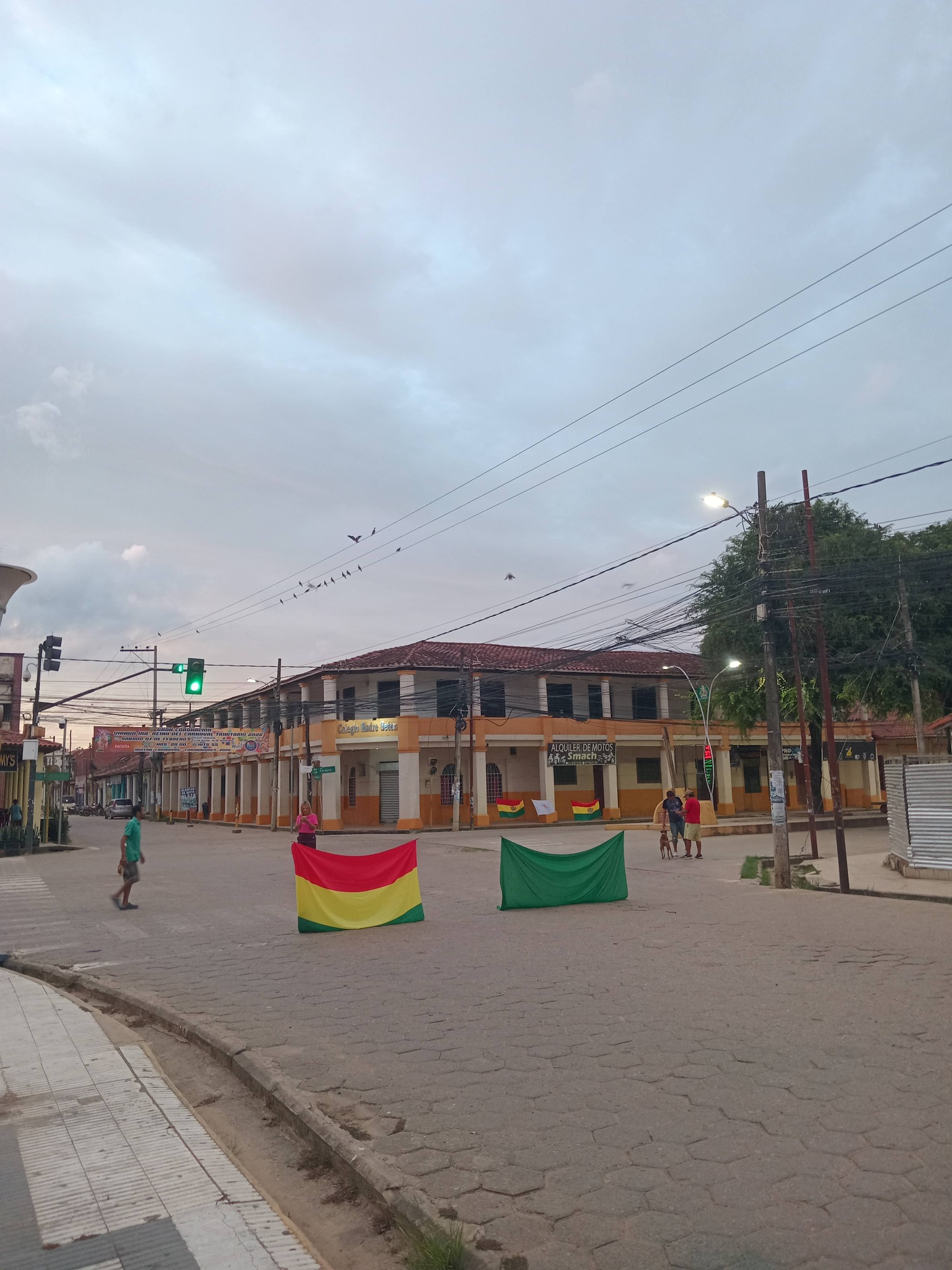 Comité Cívico de Beni ejecuta paro con bloqueo de caminos por calidad de gasolina