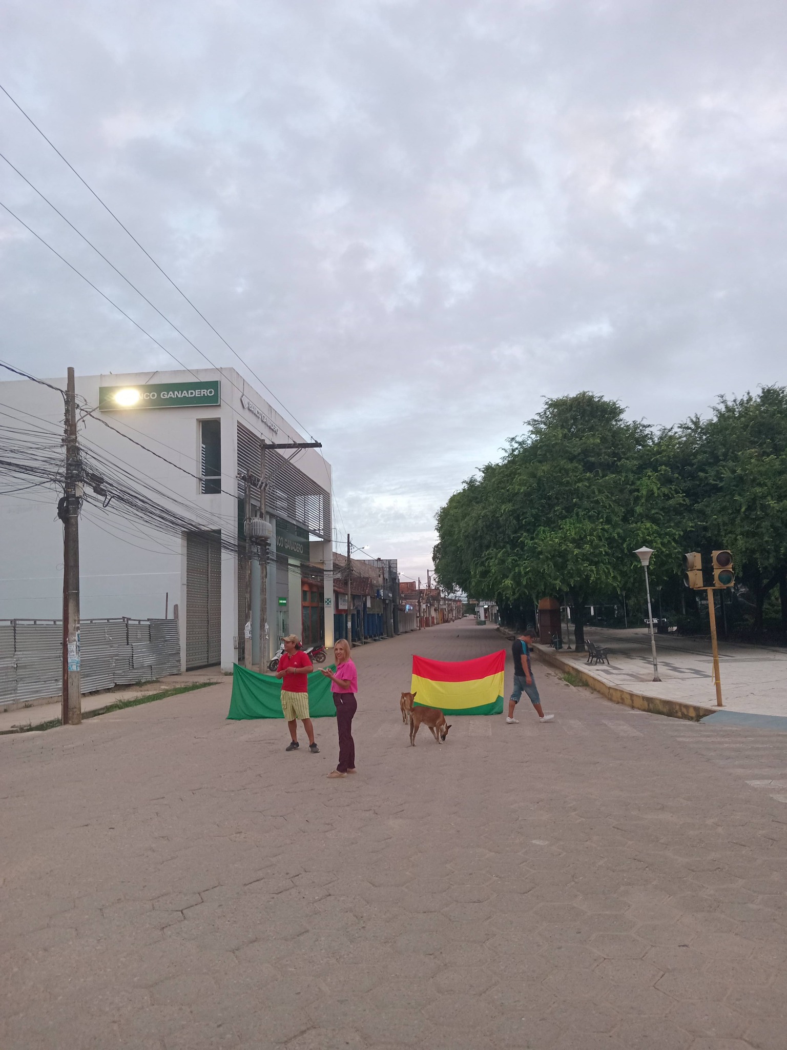 Comité Cívico de Beni ejecuta paro con bloqueo de caminos por calidad de gasolina