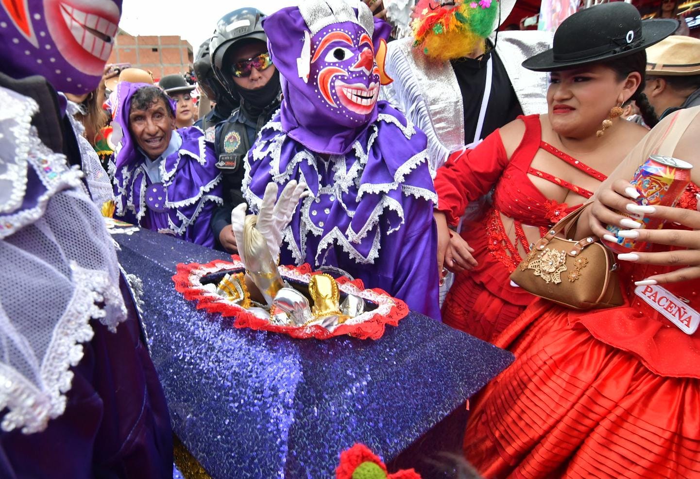 El Entierro del Pepino despide el carnaval paceño con homenaje a David Santalla