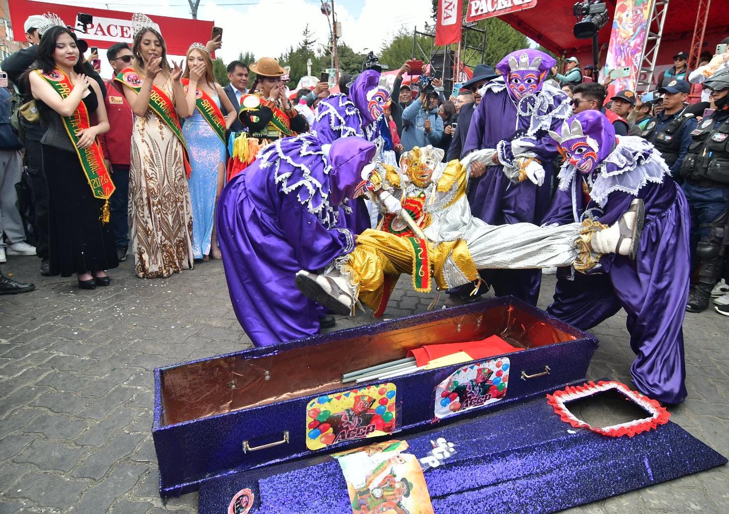 El Entierro del Pepino despide el carnaval paceño con homenaje a David Santalla