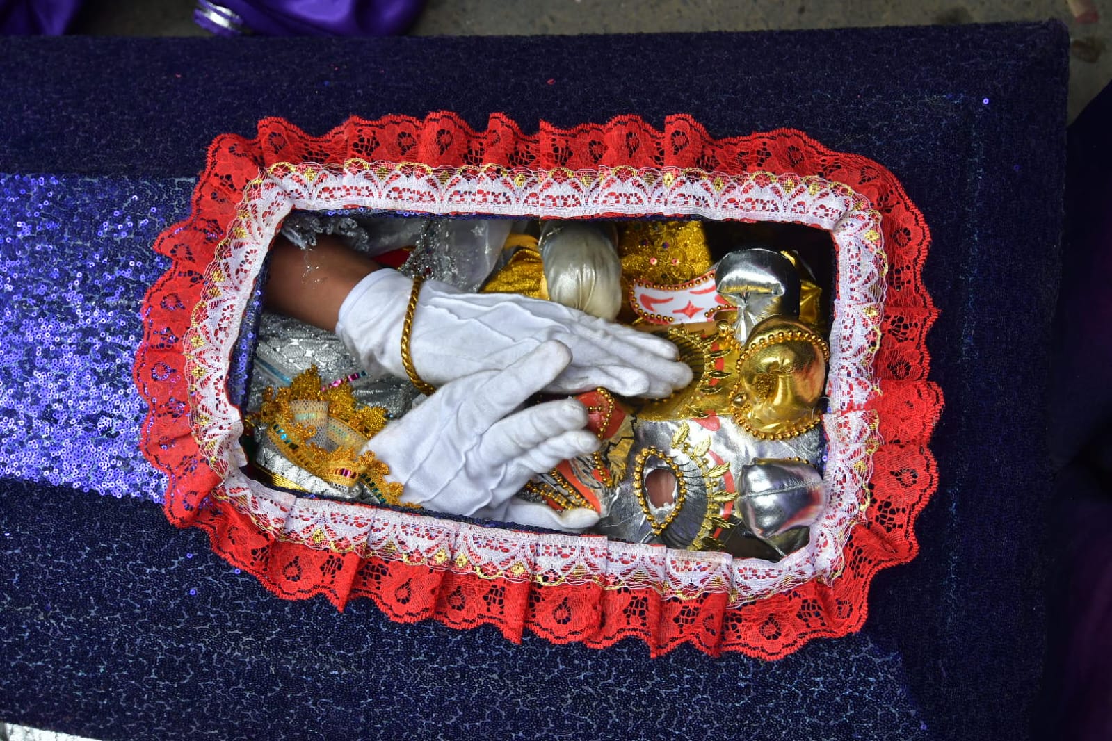 El Entierro del Pepino despide el carnaval paceño con homenaje a David Santalla