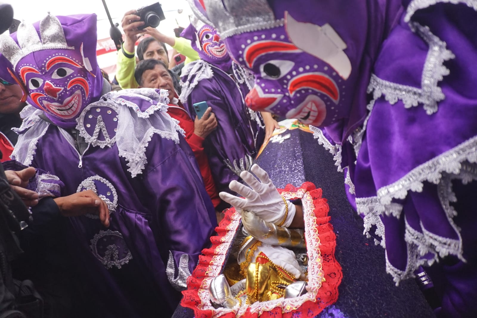 El Entierro del Pepino despide el carnaval paceño con homenaje a David Santalla